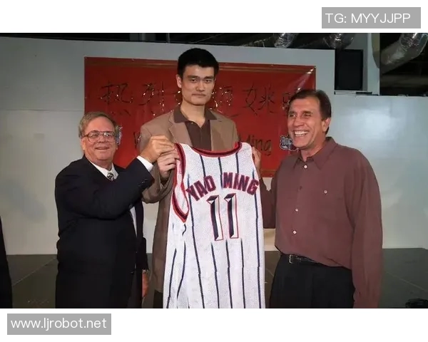 姚明身高之谜揭秘为何他在篮球场上显得更高于180厘米